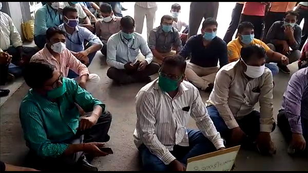 Gorakhpur: In BRD Medical College, Junior doctors beaten a lab technician, checkup closed in hospital