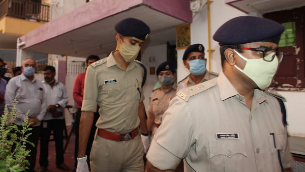 परिवार के बाद पालतू कुत्ते को भी गोली मारी