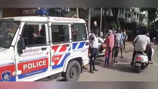 मां के पीछे चल रहा था, तभी कार में जा चढ़ा