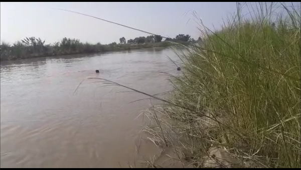 युवती के घरवाले नहर पर पहुंचे, वो नहीं मिली