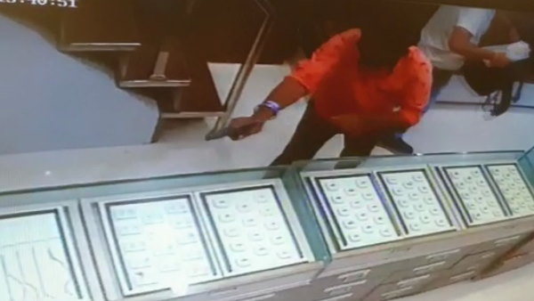 व्यापारियों में गोली मारी और भागे