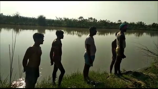 परिजन को देखकर प्रेमी-प्रेमिका नहर में कूदे
