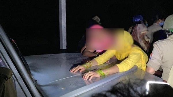 हाथरस के DM ने कहा- परिवार की सहमति से हुआ अंतिम संस्कार