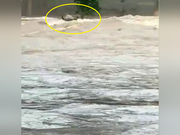 इधर, बहते युवक को सिखों ने बचाया