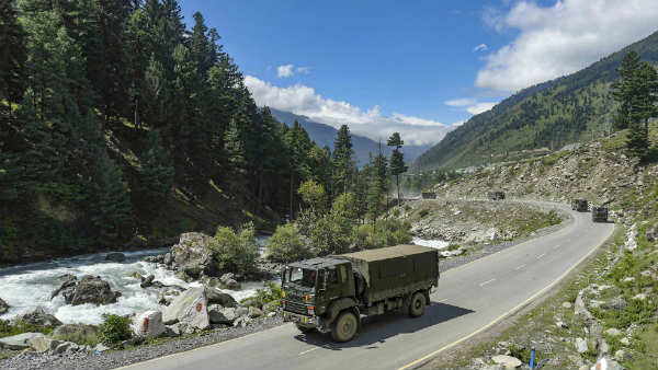 दुश्मनों की नजरों से दूर रहेगी नई सड़क 