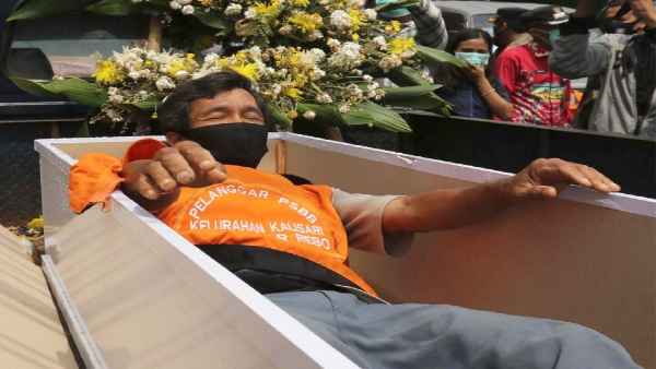 सुरक्षा उपायों के प्रति जागरुकता फैलाने के लिए ये भी दी गई सजा सुरक्षा उपायों के प्रति जागरुकता फैलाने के लिए ये भी दी गई सजा