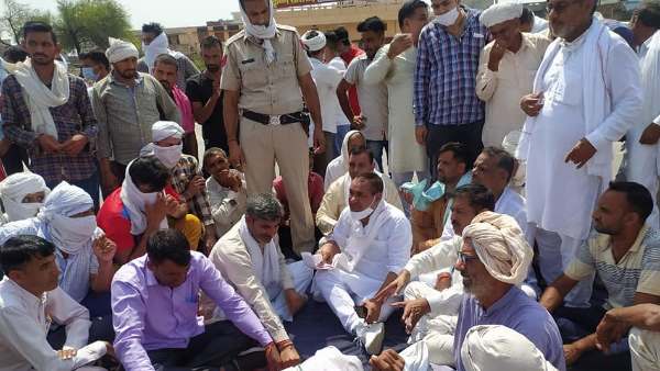 'विधेयकों को वापस ले सरकार'