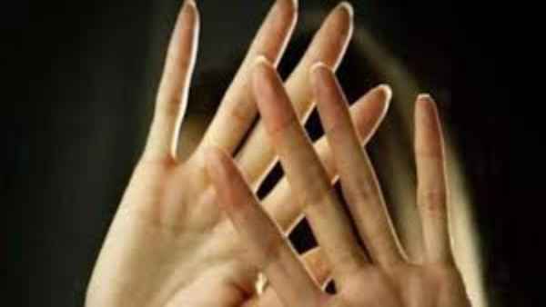 महिला ने जान पर खेलकर युवती को बचाया 