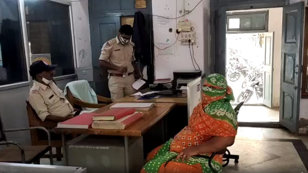  गाड़ी से उतरकर भागने लगी