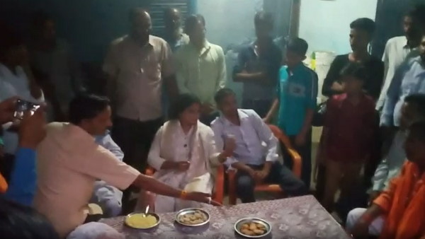 BJP leader Mamta Singh violated covid protocol in Bangarmau