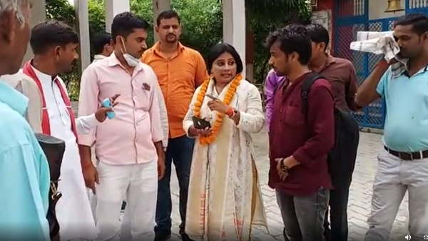 BJP leader Mamta Singh violated covid protocol in Bangarmau