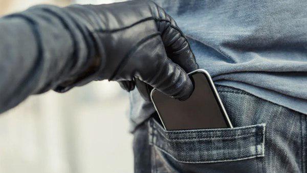 मिठाई की दुकान से चुराया फोन