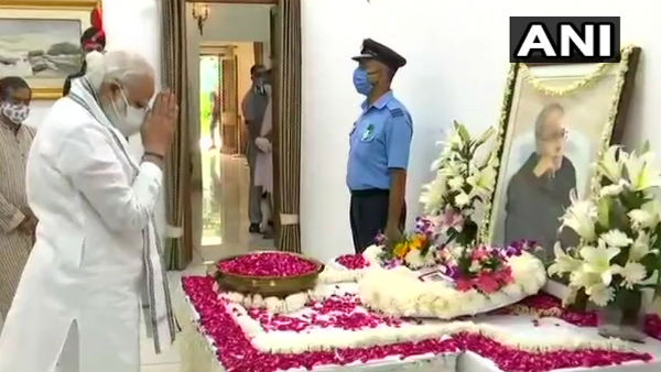 प्रणब दा को पिता तुल्या मानते थे पीएम मोदी 