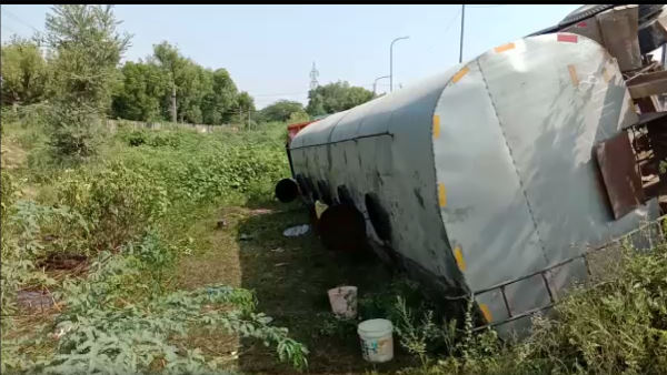 दूदू से अलवर आ रहा था टैंकर