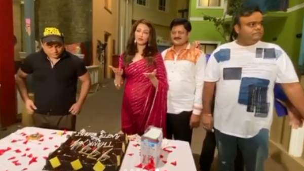 शो के आखिरी दिन केक काटा शो के आखिरी दिन केक काटा