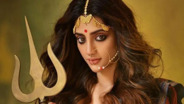 नुसरत जहां को 'देवी दुर्गा' अवतार में देखकर भड़के लोग