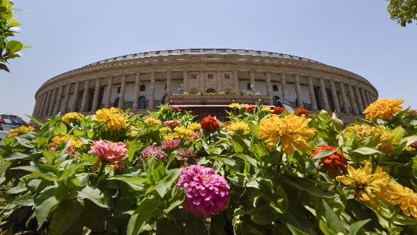 ई इमारत को एक त्रिकोण के रूप में डिजाइन किया गया है
