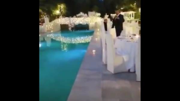 पूल को समझ लिया डांस फ्लोर पूल को समझ लिया डांस फ्लोर