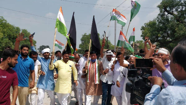  मुरैना में दिखाए गए काले झंडे