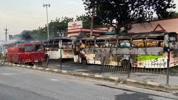 10. किस तरह से हमला कर रहे प्रदर्शनकारी? 10. किस तरह से हमला कर रहे प्रदर्शनकारी?