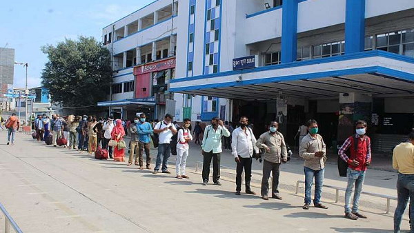 बाहर से लगा गई थी रूम का ताला