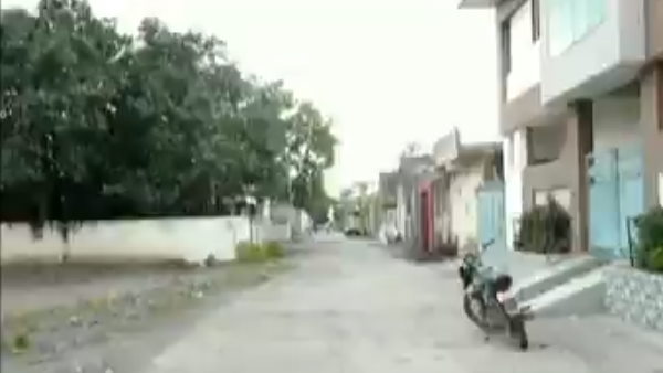 दो-तीन लोग ही शहर से सामान लाते हैं दो-तीन लोग ही शहर से सामान लाते हैं