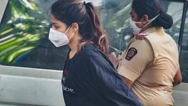 रिया की गिरफ्तारी से कुछ लोग खुश तो कुछ लोग नाराज 