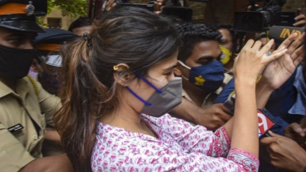 रिया की गिरफ्तारी के बाद कई सेलेब्स के नाम आए सामने