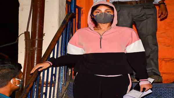 व्हाट्सऐप चैट ग्रुप के खुलासे से फंस गईं