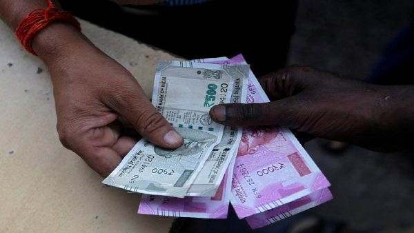 वर्तमान शैक्षणिक वर्ष के लिए छात्रों की फीस का भुगतान नहीं किया गया