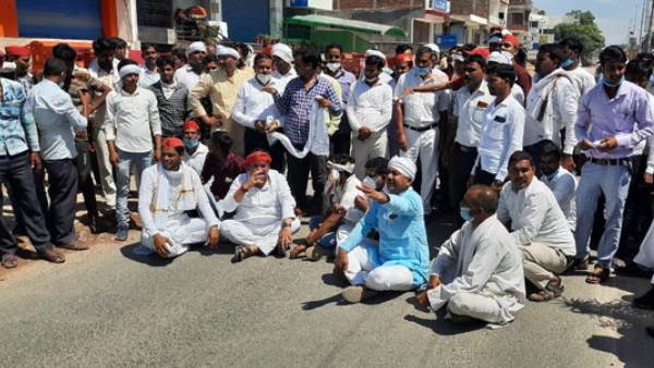 SP and BJP worker clashed during an election voting