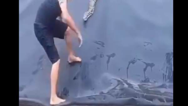 पानी में गिर जाता है शख्स