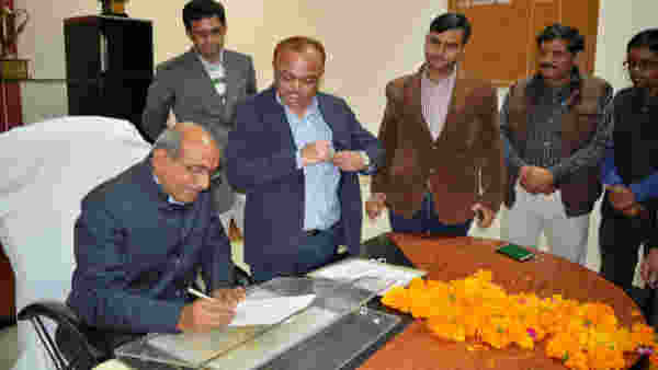  2004 में यूजीसी के लिए एक शोध भी किया