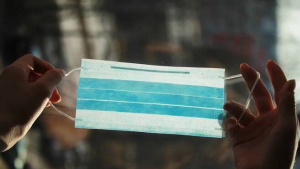 मास्क की तरह किया सांप का उपयोग