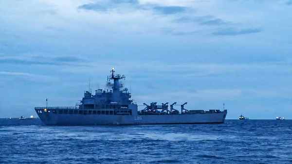 भारतीय नौसेना ने बढ़ा दी है चौकसी