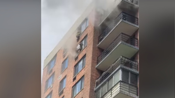 दमकलकर्मी की हो रही खूब तारीफ दमकलकर्मी की हो रही खूब तारीफ