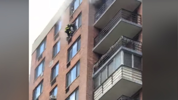 16वीं मंजिल पर फंसी थी महिला 16वीं मंजिल पर फंसी थी महिला