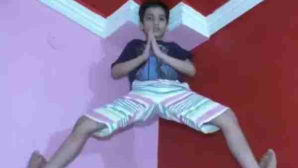 दीवारों पर चढ़ जाता है पलक झपकते ही दीवारों पर चढ़ जाता है पलक झपकते ही