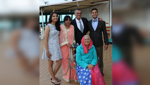 91 साल की दादी भी पहुंची सेरेमनी में 91 साल की दादी भी पहुंची सेरेमनी में