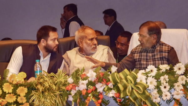 पार्टी में वरिष्ठ नेताओं का इस्तीफा देना