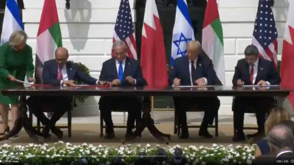 अरसों की दुश्मनी भुलाकर राष्ट्रपति ट्रंप की मौजूदगी में UAE और बहरीन ने इस्राइल से किया ऐतिहासिक समझौता अरसों की दुश्मनी भुलाकर राष्ट्रपति ट्रंप की मौजूदगी में UAE और बहरीन ने इस्राइल से किया ऐतिहासिक समझौता