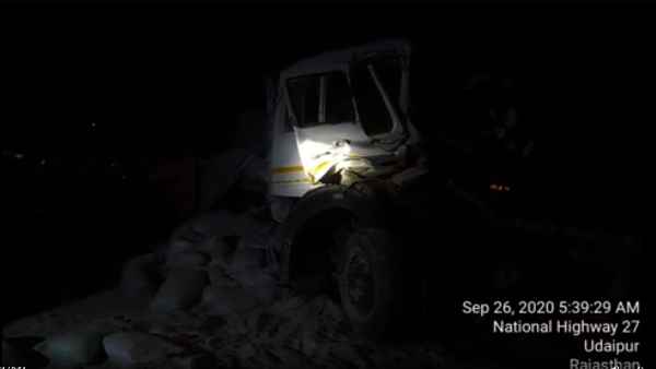 हाईवे पर आवागमन पूरी तरह से ठप हाईवे पर आवागमन पूरी तरह से ठप