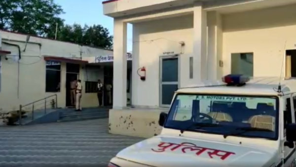  सीमेंट ब्लॉक के पास रुका कंटनेर