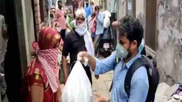 होप के सदस्यों ने बांटी राहत सामग्री