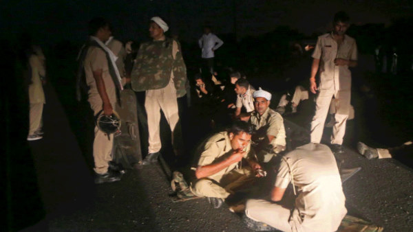 13. कितने पुलिसकर्मी संभाल रहे व्यवस्था? 13. कितने पुलिसकर्मी संभाल रहे व्यवस्था?