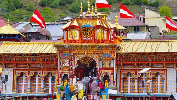 बदरीनाथ धाम की ऊंची पहाडि़यों पर हुई बर्फबारी बदरीनाथ धाम की ऊंची पहाडि़यों पर हुई बर्फबारी