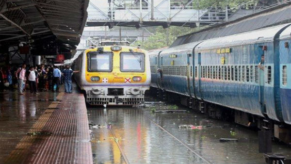 अभी मुंबई लोकल ट्रेनों के लिए प्रतिबंधों में ढील नहीं दी गई है