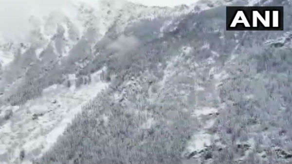 रोहतांग में हुई बर्फबारी रोहतांग में हुई बर्फबारी