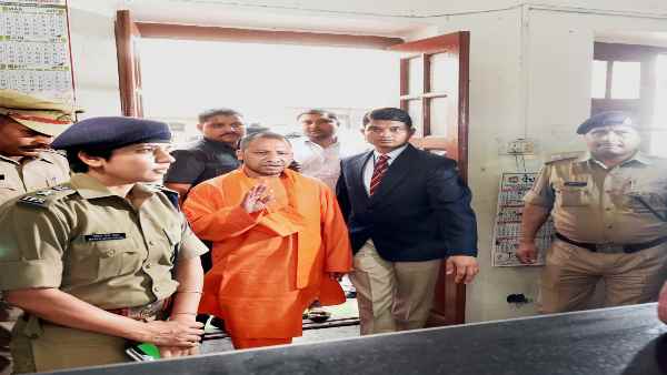 अलग-अलग आरोपों में गिरती रही गाज अलग-अलग आरोपों में गिरती रही गाज