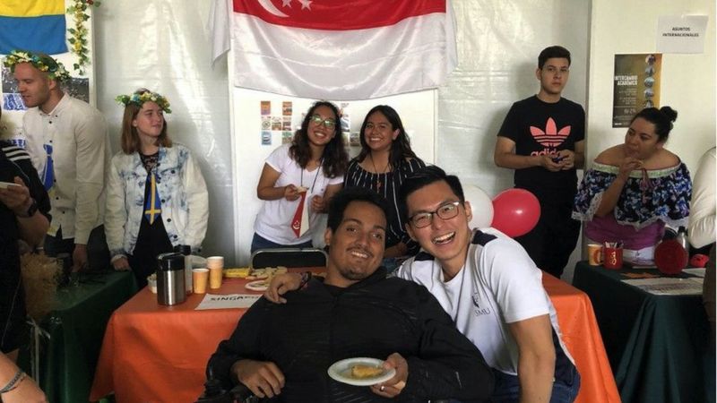 सिंगापुर का एक कामयाब छात्र जो अपने एग्ज़ाम नोट्स बेच कर रहा है एक्स्ट्रा कमाई